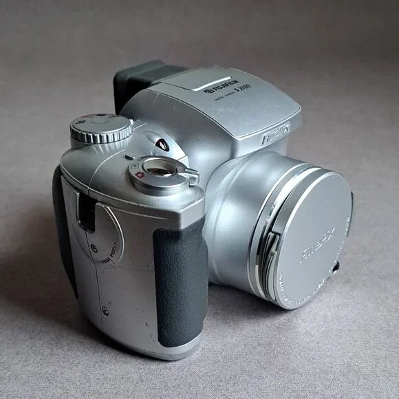 Fujifilm Finepix S3100 USED Digital Camera (NO CARD, 4MP, 6x Optical Zoom) PM - Picture 3 of 13